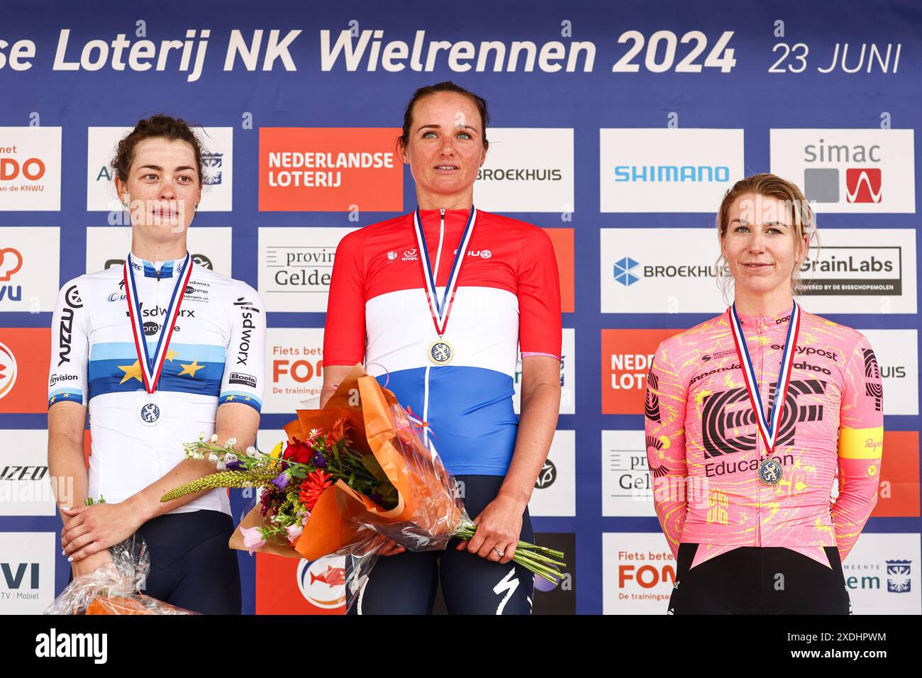 ARNHEM - (l-r) Mischa Bredewold (2.), Chantal van den Broek-Blaak (1.), Nina Kessler (3.) auf dem Podium nach den niederländischen Rennradmeisterschaften. ANP VINCENT JANNINK Stockfoto