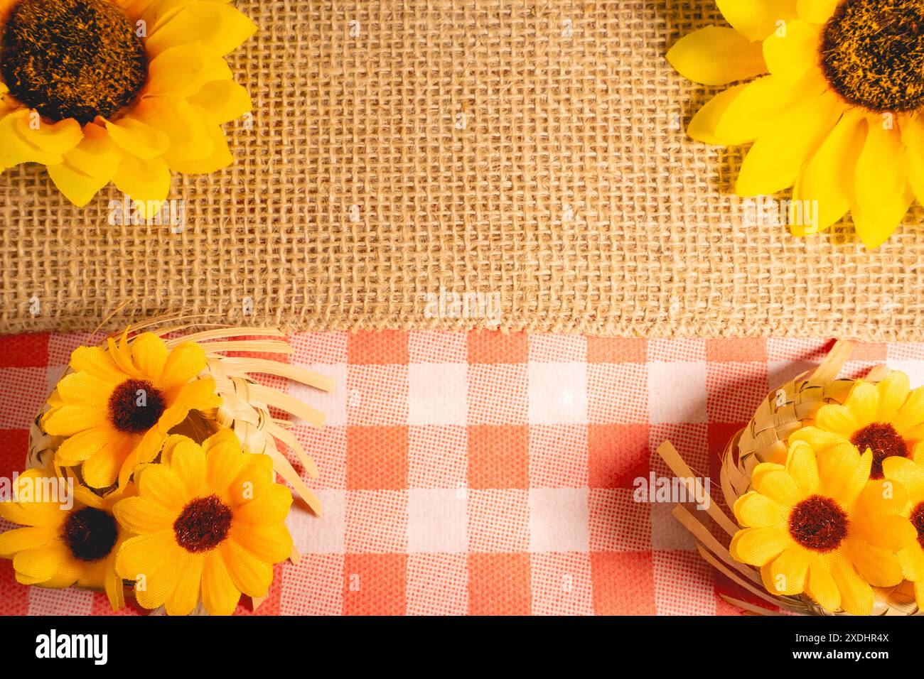 Dekorativer Hintergrund für den brasilianischen Feiertag Festa Junina. Mit Sonnenblumen und Strohhüten. Stockfoto