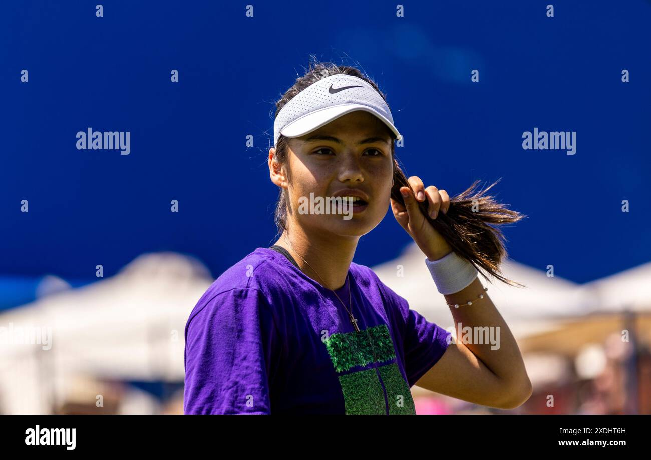 Emma Raducanu übt am zweiten Tag des Rothesay International im Devonshire Park, Eastbourne. Bilddatum: Sonntag, 23. Juni 2024. Stockfoto