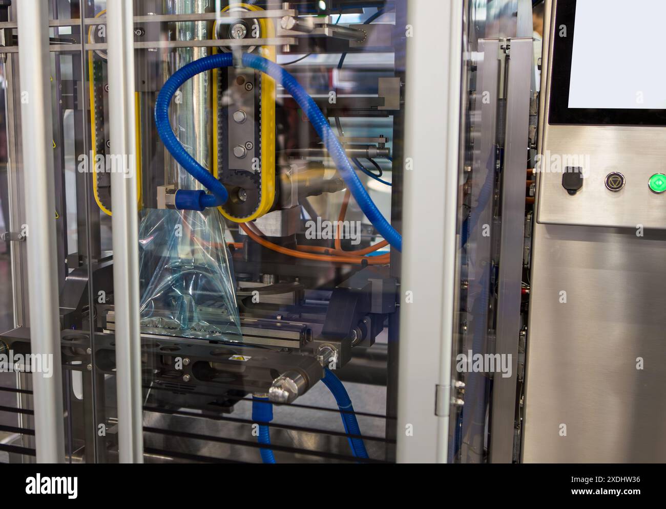 Automatische Lebensmittelverpackungsmaschine. Lebensmittelzutaten, die in Plastikbeutel gefüllt werden. Stockfoto
