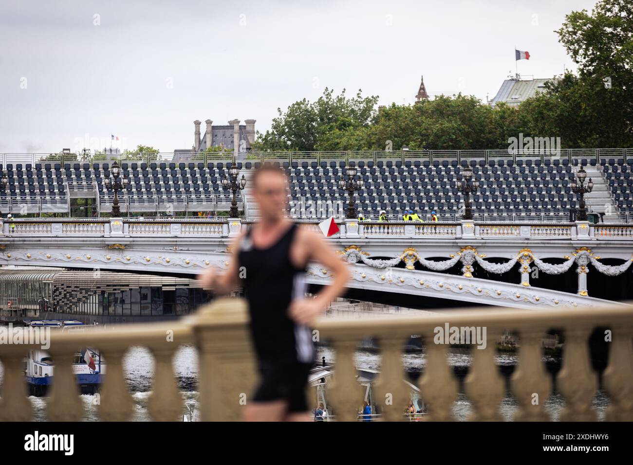 Blick auf die Alexandre III Brücke mit den Infrastrukturen für die Olympischen Spiele in Paris. In einem Monat bis zur Eröffnung der Olympischen Spiele in Paris nimmt die Einrichtung der Veranstaltungsorte der Wettbewerbe an Tempo zu. Stockfoto