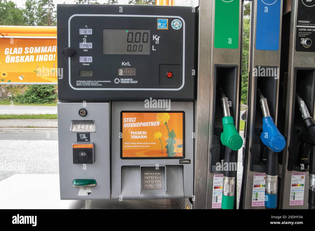 Ein Auto mit einer bleifreien Benzinpumpe füllen Stockfoto