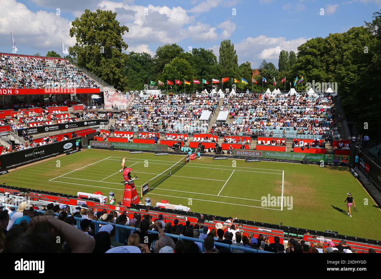 Berlin, Deutschland. Juni 2024. Panoramablick auf den Steffi Graf Court des Rot Weiss Tennis Club in Berlin während des WTA 500 ecoTRANS Ladies German Open Spiel Victoria Azarenka gegen Anna Kalinskaya. Quelle: Oleksandr Prykhodko/Alamy Live News Stockfoto