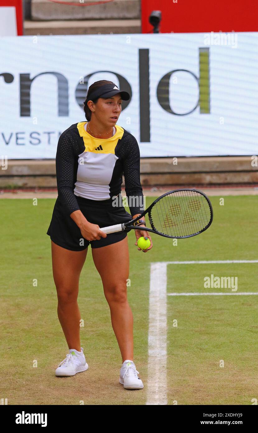 Berlin, Deutschland. Juni 2024. Jessica PEGULA aus den USA bereitet sich vor, während ihres Halbfinalspiels der ecoTRANS Ladies German Open 500 gegen Coco GAUFF aus den USA im Rot Weiss Tennis Club in Berlin zu dienen. Quelle: Oleksandr Prykhodko/Alamy Live News Stockfoto