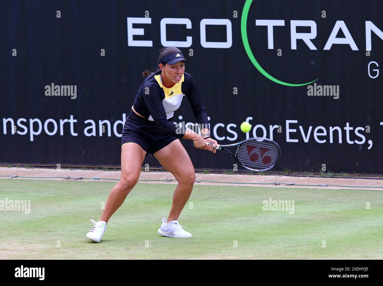 Berlin, Deutschland. Juni 2024. Jessica PEGULA von USA in Aktion während ihres WTA 500 ecoTRANS Ladies German Open Halbfinales gegen Coco GAUFF aus den USA im Rot Weiss Tennis Club in Berlin. Quelle: Oleksandr Prykhodko/Alamy Live News Stockfoto