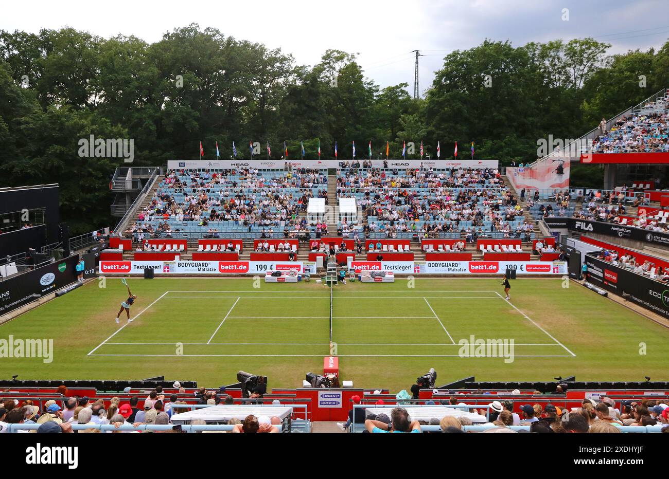 Berlin, Deutschland. Juni 2024. Panoramablick auf den Steffi Graf-Platz des Rot Weiss Tennis Club in Berlin während des WTA 500 ecoTRANS Ladies German Open Spiel Coco Gauff (USA) gegen Jessica Pegula (USA). Quelle: Oleksandr Prykhodko/Alamy Live News Stockfoto