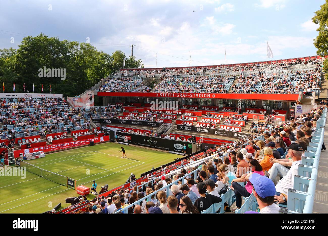 Berlin, Deutschland. Juni 2024. Panoramablick auf den Steffi Graf-Platz des Rot Weiss Tennis Club in Berlin während des WTA 500 ecoTRANS Ladies German Open Spiel Coco Gauff (USA) gegen Jessica Pegula (USA). Quelle: Oleksandr Prykhodko/Alamy Live News Stockfoto