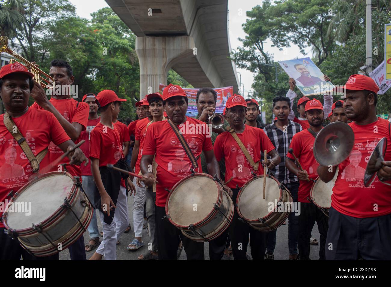 Dhaka, Bangladesch. Juni 2024. Die Teilnehmer sahen während der großen Rallye Schlagzeug spielen. Die Awami League Party organisierte eine Kundgebung, um das Platin-Jubiläum der Partei zu feiern, an der Tausende von Menschen teilnahmen. (Foto: Sazzad Hossain/SOPA Images/SIPA USA) Credit: SIPA USA/Alamy Live News Stockfoto