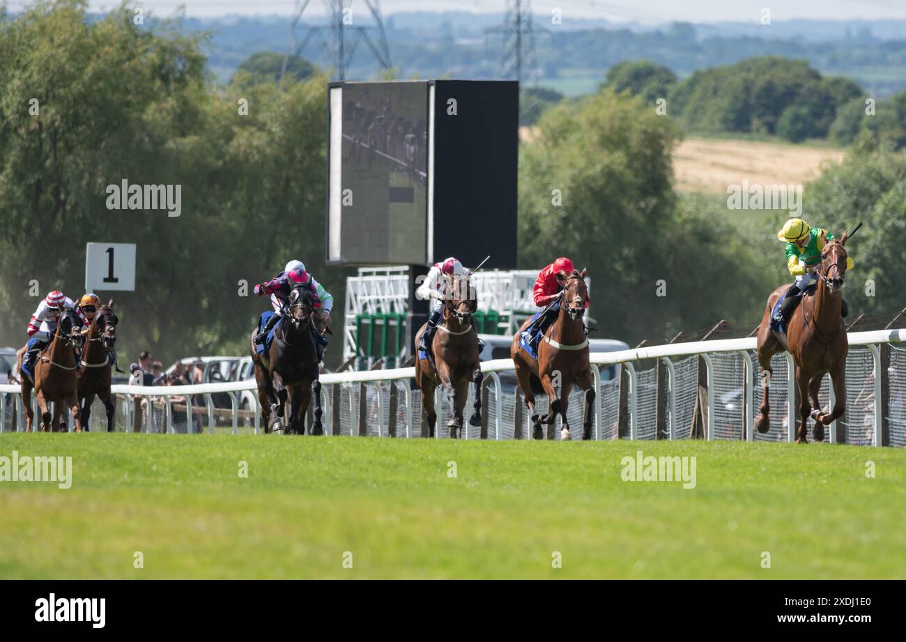 Pontefract, Vereinigtes Königreich. Sonntag, 23. Juni 2024. Trooper Bisdee und Jack Gilligan gewinnen den Moor Top Farm Shop Hemsworth Pontefract Cup Handicap Stakes, Pontefract, Vereinigtes Königreich für Trainer Sir Mark Prescott BT und Besitzer Mr. & Mrs. John Kelsey-Fry. Credit JTW equine Images / Alamy Live News Stockfoto