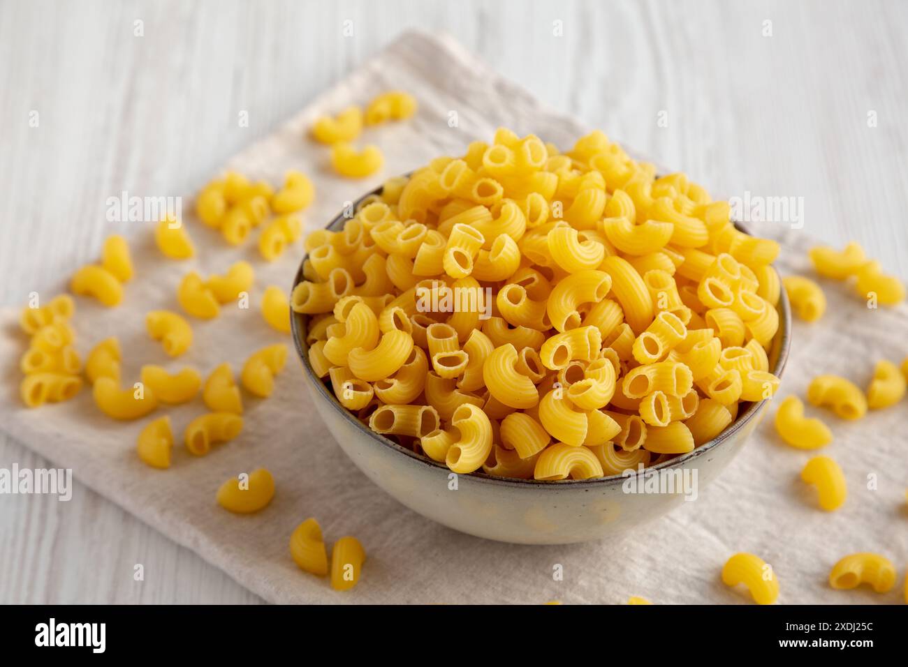 Rohe, trockene Chifferi Rigati Pasta aus biologischem Anbau Stockfoto