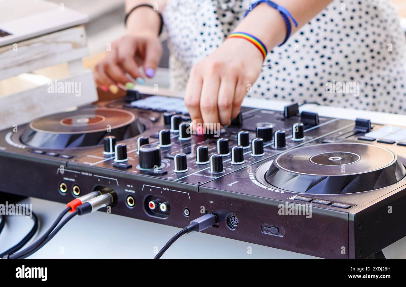 DJ auf dem Mischpult. Musik auf der Sommerparty „PRIDE“. Stockfoto