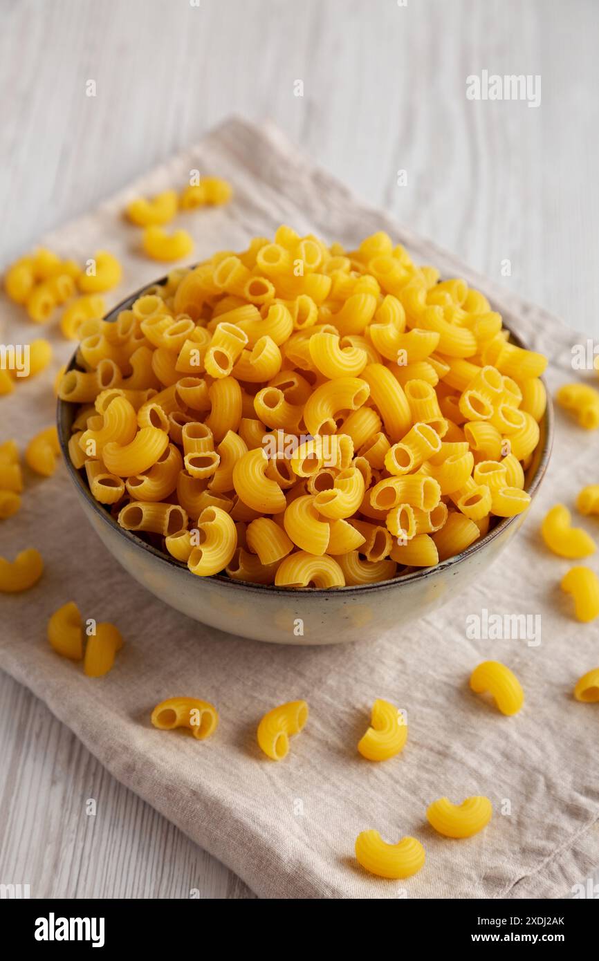 Rohe, trockene Chifferi Rigati Pasta aus biologischem Anbau Stockfoto