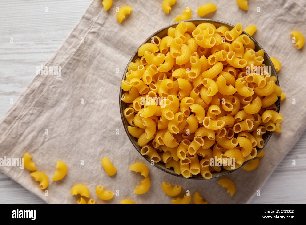 Rohe, trockene Chifferi Rigati Pasta aus biologischem Anbau Stockfoto