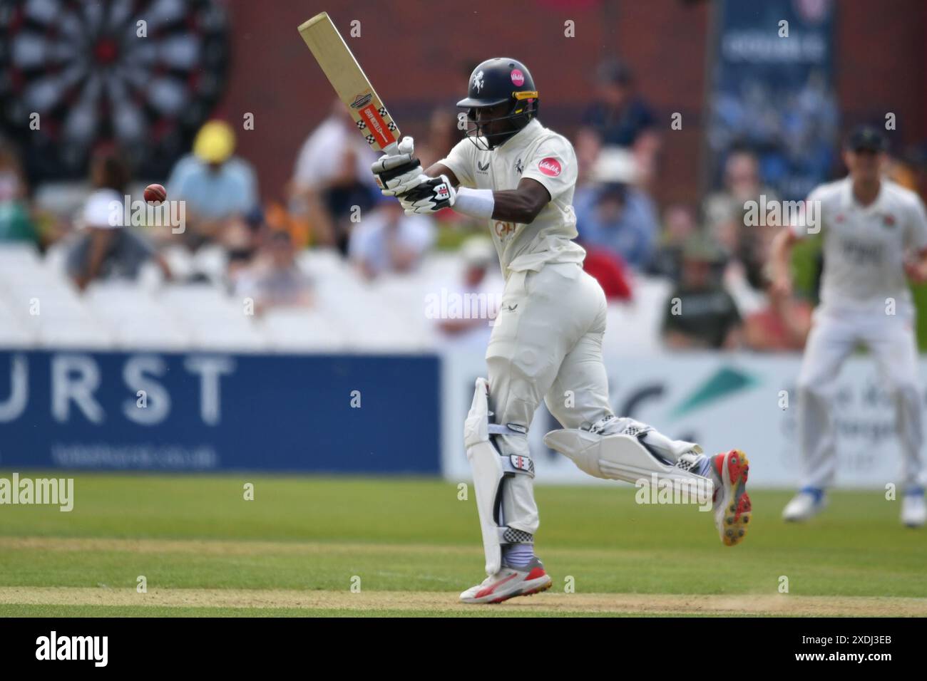 Canterbury, England. Juni 2024. Tawanda Muyeye schlägt am ersten Tag der Vitality County Championship Division One zwischen dem Kent County Cricket Club und dem Lancashire County Cricket Club auf dem Spitfire Ground in St Lawrence in Canterbury. Kyle Andrews/Alamy Live News. Stockfoto