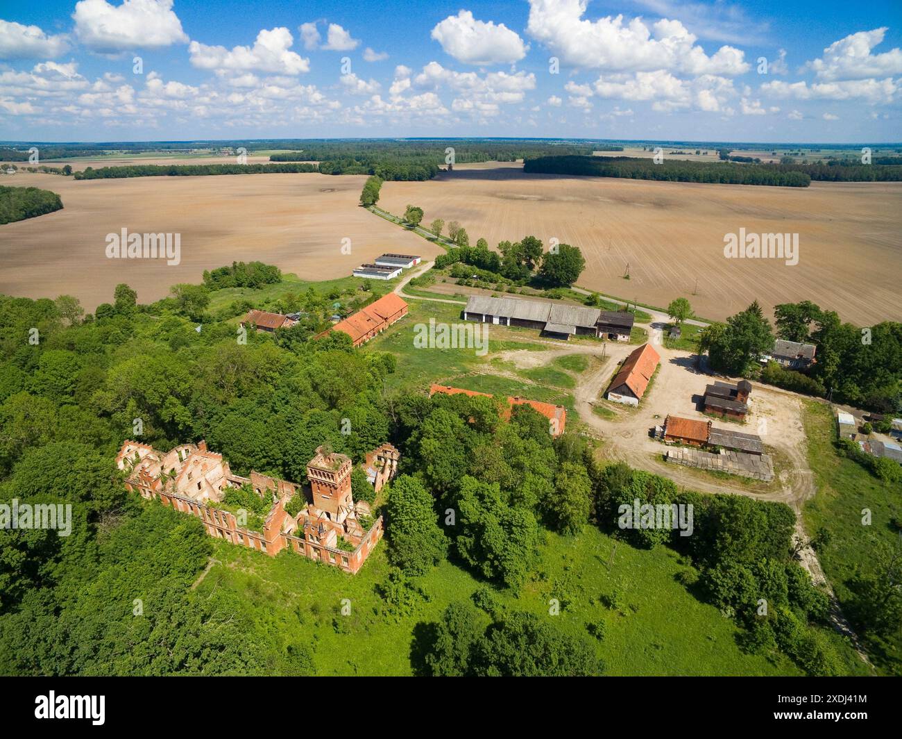 Aus der Vogelperspektive der Ruine des Schlosses der Familie von Eulenburg in Prosna, Polen (ehemals Prassen, Ostpreußen) Stockfoto