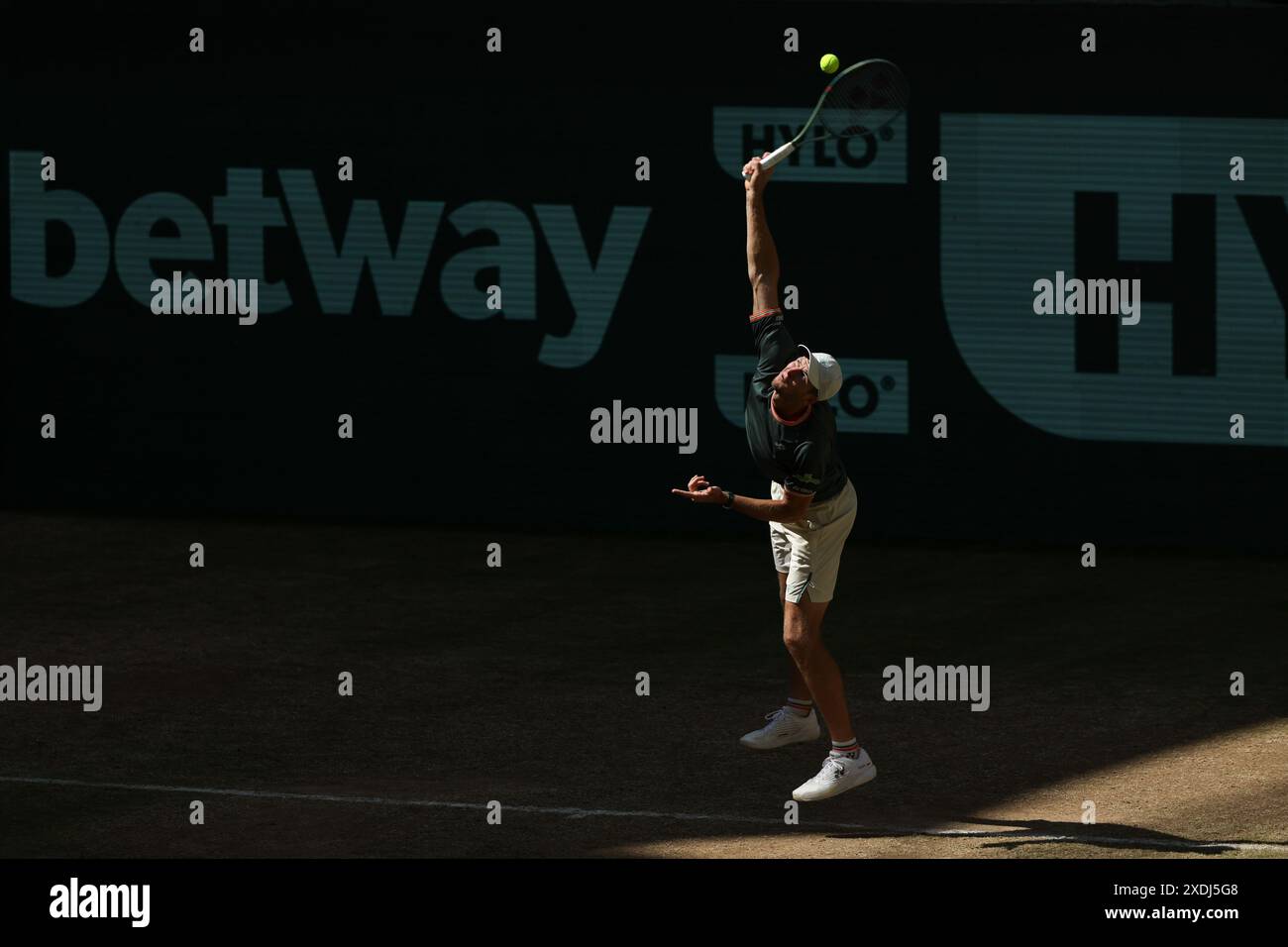 Halle, Deutschland. Juni 2024. Tennis: ATP Tour, Singles, Finale, Sinner (Italien) - Hurkacz (Polen). Hubert Hurkacz macht eine Portion. Quelle: Friso Gentsch/dpa/Alamy Live News Stockfoto