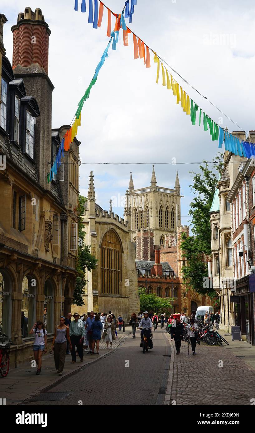 Blick auf die Trinity Street zur St. John's College Chapel, Cambridge Stockfoto