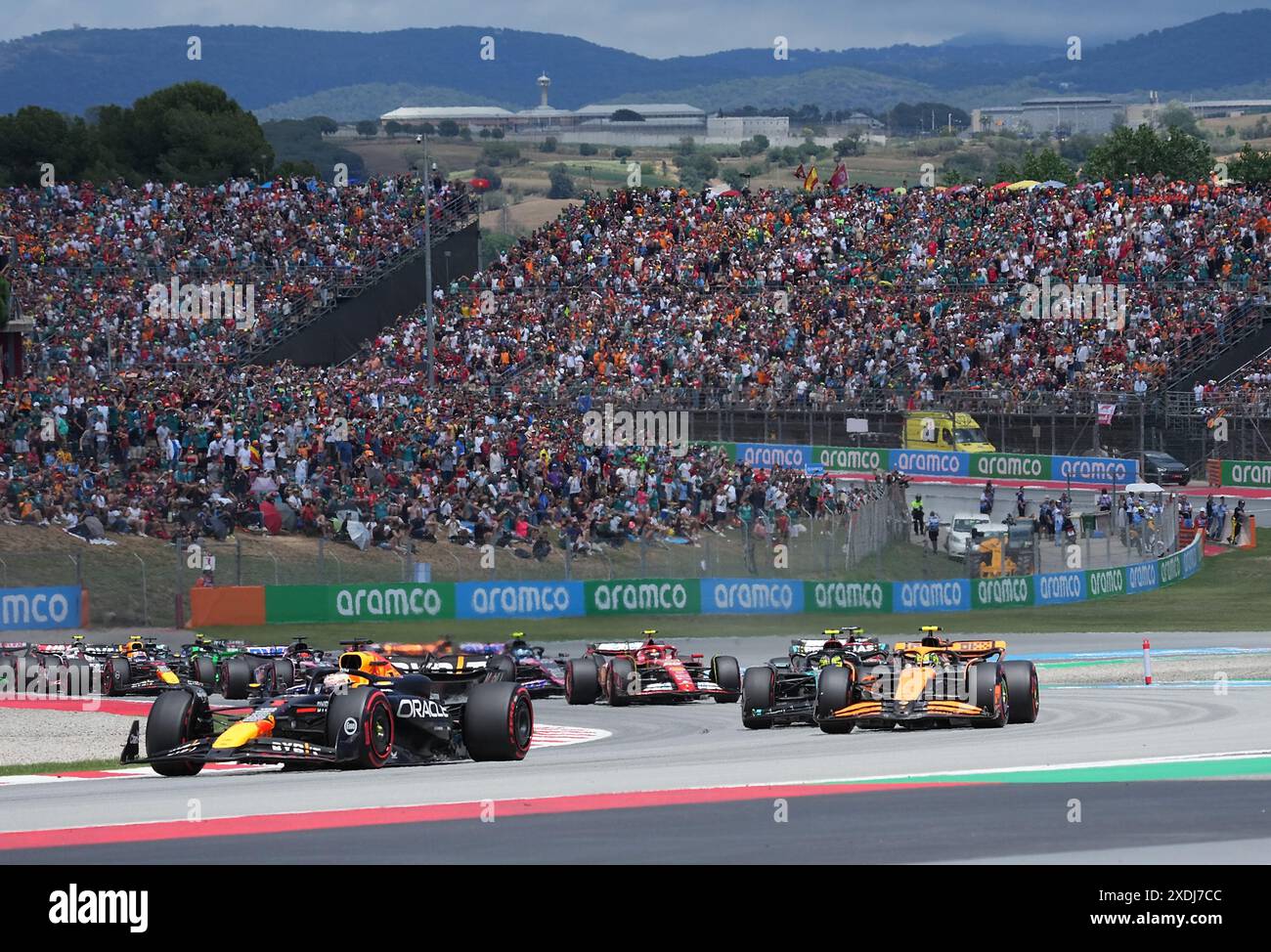 Barcelona, Spanien. Juni 2024. Motorsport: Formel-1-Weltmeisterschaft, großer Preis von Spanien, Rennen Start des Rennens: Max Verstappen aus den Niederlanden vom Team Oracle Red Bull, Lando Norris aus Großbritannien vom Team McLaren, Lewis Hamilton aus Großbritannien vom Team Mercedes-AMG Petronas Formel-1-Team, Charles Leclerc aus Monaco vom Team Scuderia Ferrari, Carlos Sainz aus Spanien vom Team Scuderia Ferrari sind auf der Strecke in Barcelona. Quelle: Hasan Bratic/dpa/Alamy Live News Stockfoto