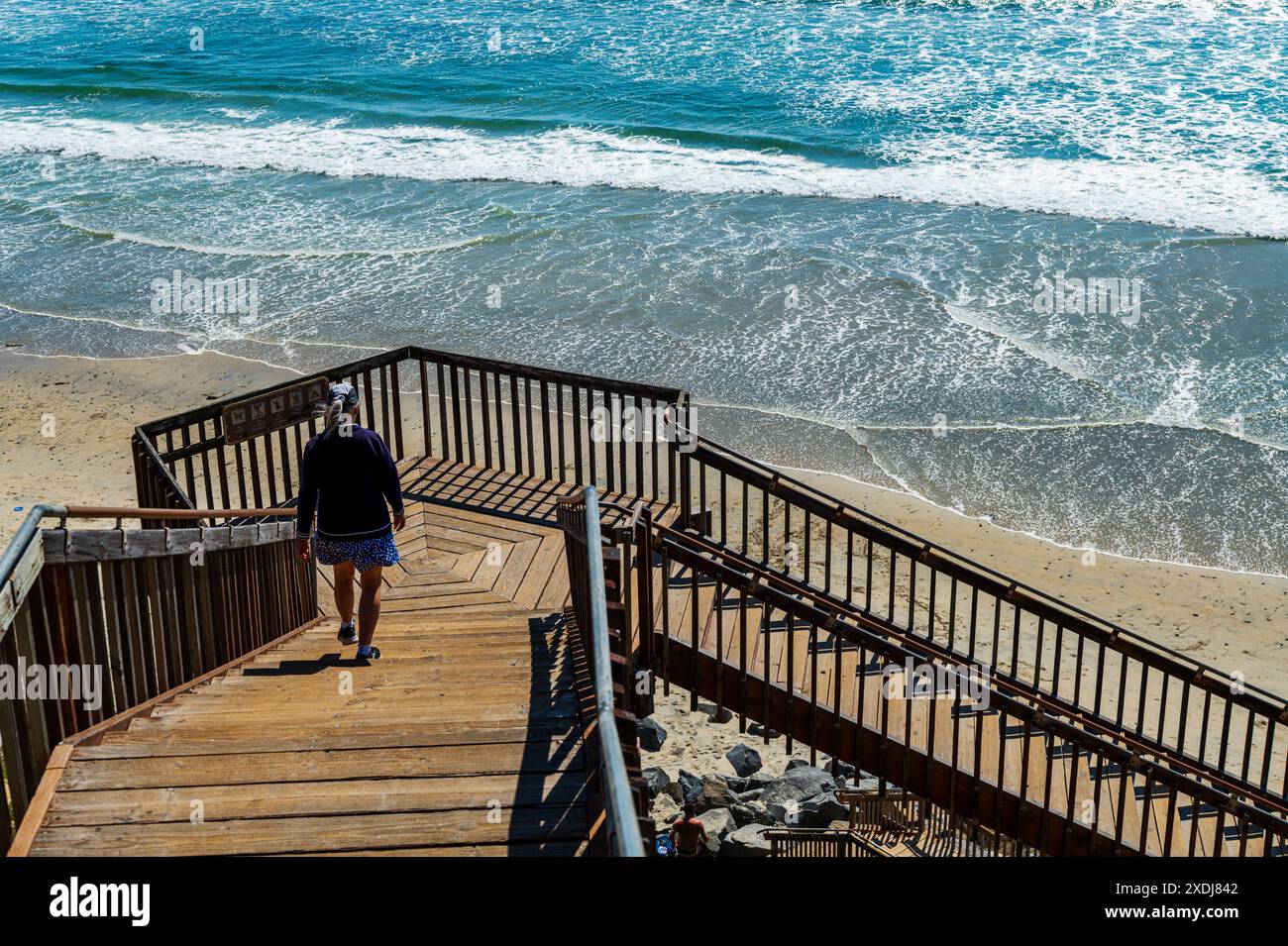 Einsame Seniorinnen steigen nur wenige Schritte hinab zum South Carlsbad State Beach Park; Carlsbad; Kalifornien; USA Stockfoto
