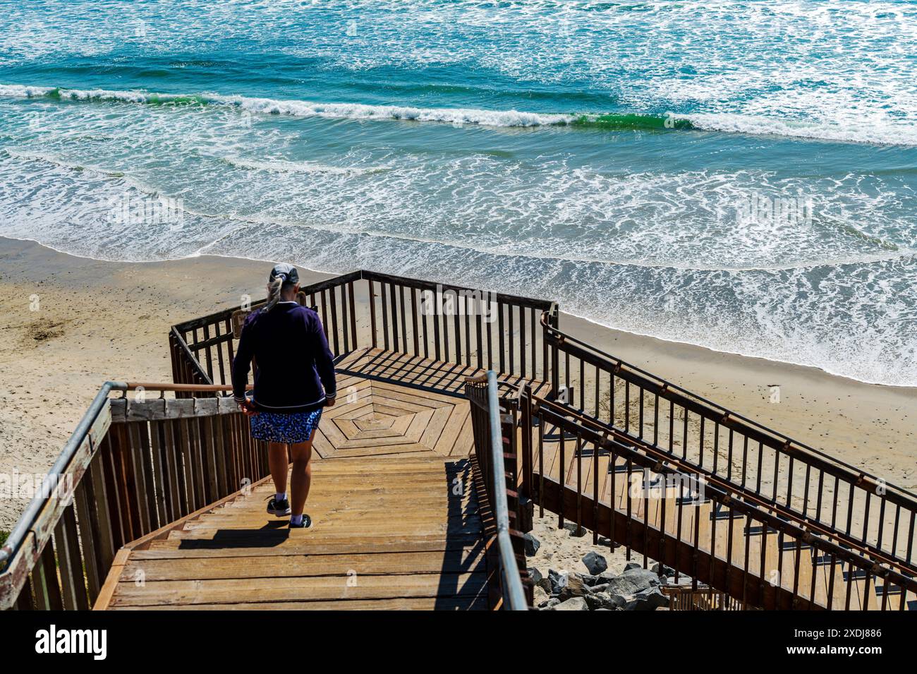 Einsame Seniorinnen steigen nur wenige Schritte hinab zum South Carlsbad State Beach Park; Carlsbad; Kalifornien; USA Stockfoto