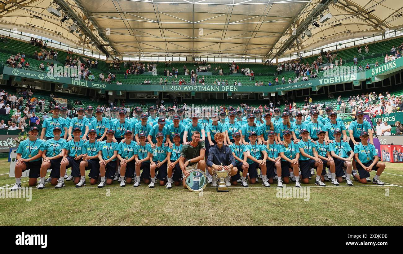 23. Juni 2024, Halle Westf, Westfalen, Deutschland: Hubert Hurkacz (POL), Jannik Sinner (ITA), Ballkids Finalist und Balladen-Champion während der 31. TERRA WORTMANN OPEN, ATP500 - Herren Tennis (Bild: © Mathias Schulz/ZUMA Press Wire) NUR REDAKTIONELLE VERWENDUNG! Nicht für kommerzielle ZWECKE! Stockfoto