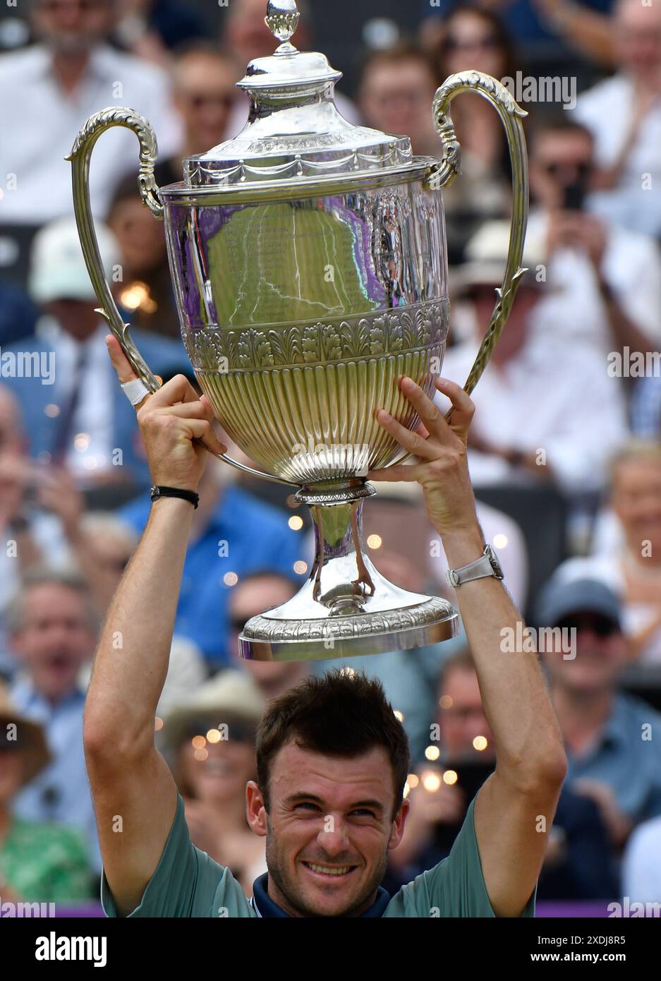 London, Großbritannien. Juni 2024. 23.06.2024 Cinch Tennis Championships Queens Club London. FINALE: Tommy Paul USA spielt Lorenzo Musetti ITA. Paul mit Champions Cup. Credit: Leo Mason ALAMY News & Sport Credit: Leo Mason Sports/Alamy Live News Stockfoto