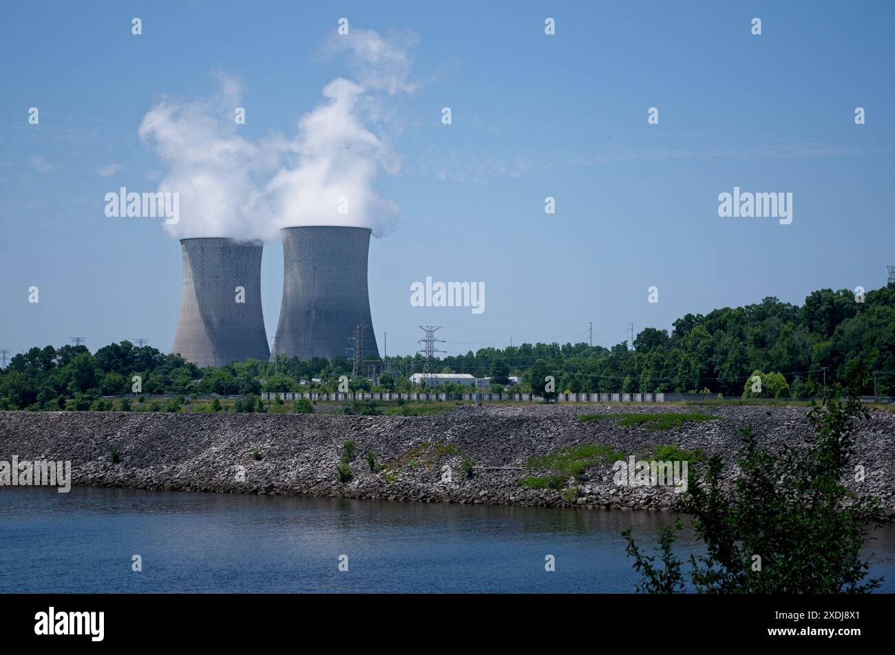 Dampf, der aus Kühltürmen eines Kernkraftwerks steigt Stockfoto