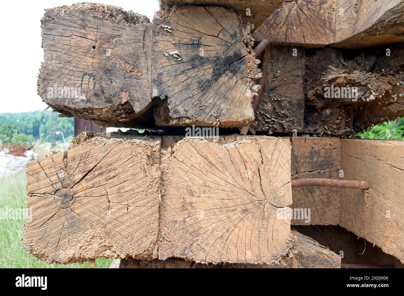 Endschuss von schmutzigen Bauhölzern auf einer Baustelle Stockfoto