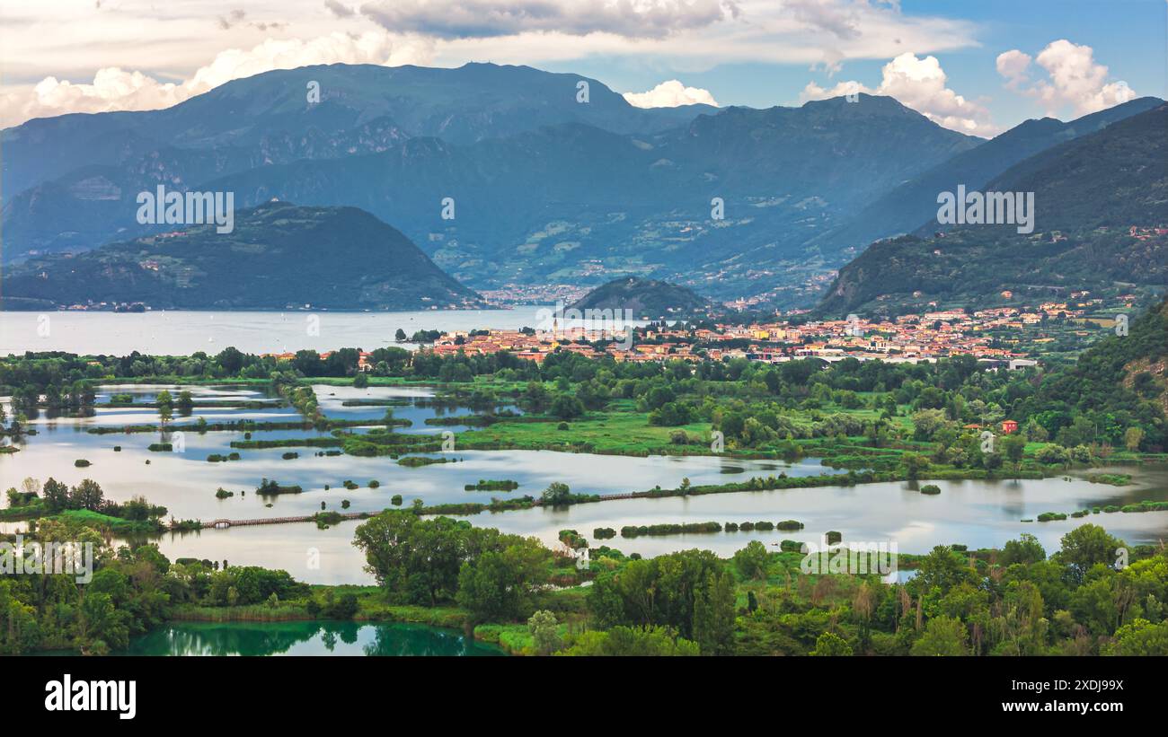 Nahaufnahme des Nationalparks der Torfmoore mit Iseo Stadt und seinem See im Hintergrund, Franciacorta, Lombardei, Italien Stockfoto