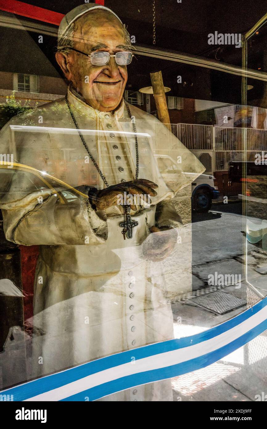 Kartonsteinskulptur von Papst Franziskus, Jorge Mario Bergoglio, derzeitiger Papst der katholischen Kirche, San Telmo Viertel, Buenos Aires, republica AR Stockfoto