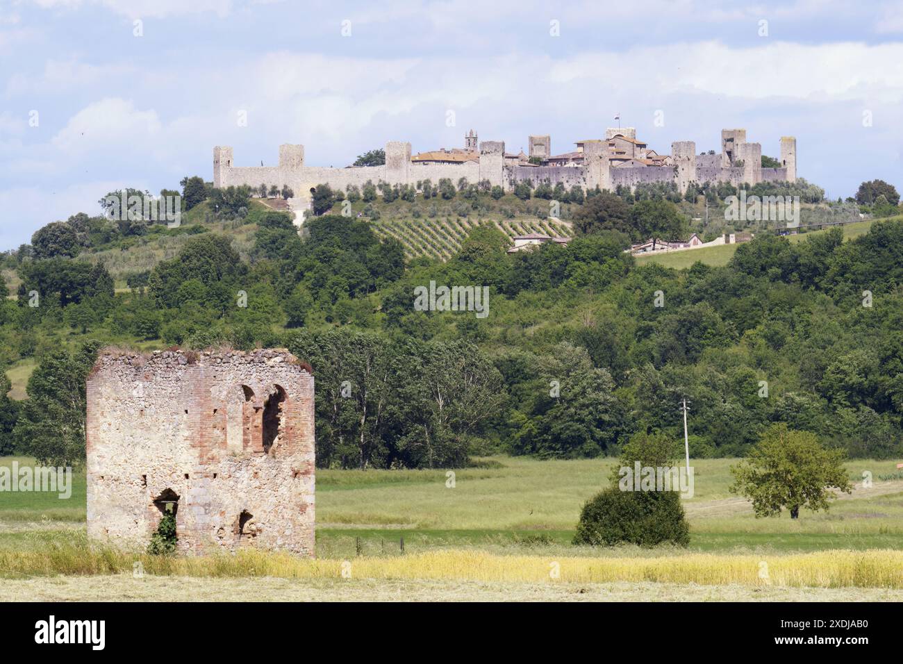 Blick auf das mittelalterliche Dorf Monteriggioni von der Ortschaft Casole d'Elsa, Toskana, Provinz Siena, Italien, Europa Stockfoto