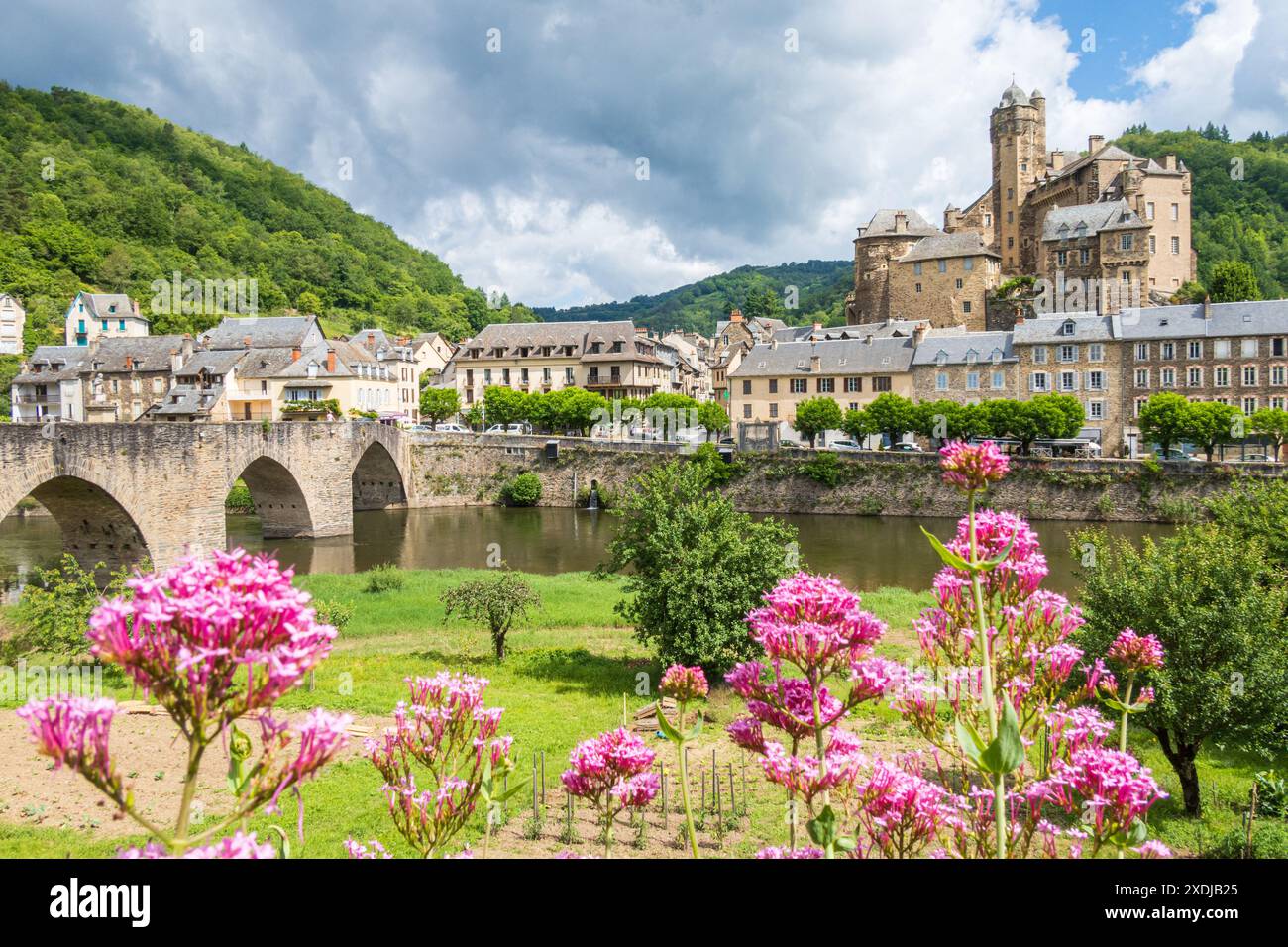 Estaing Dorf, seine Burg und seine mittelalterliche Brücke über den Fluss Lot fotografiert in Aveyron, gefördert von den schönsten Dörfern Frankreichs Associat Stockfoto