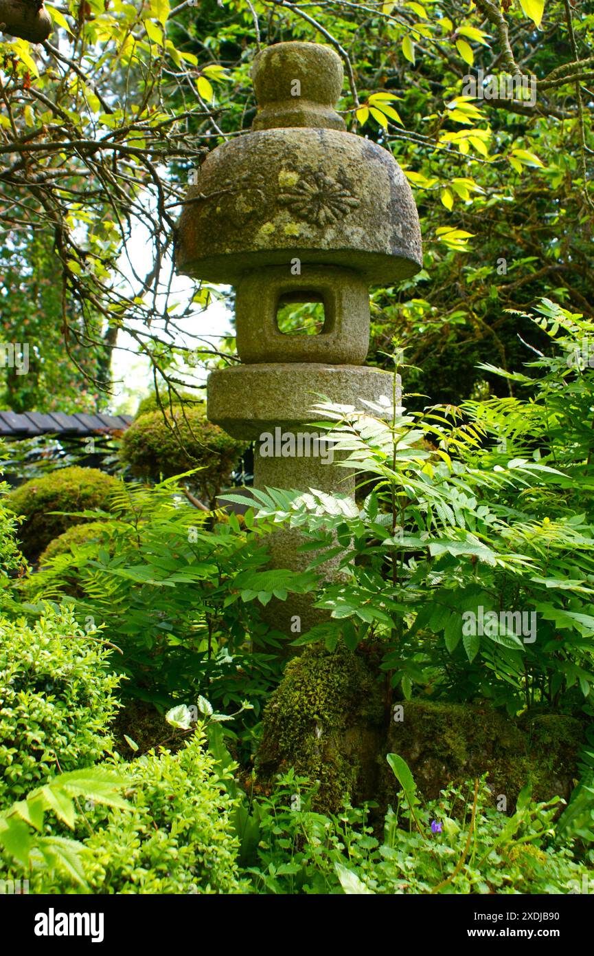 Traditionelle Laterne aus Stein im japanischen Garten. Stockfoto