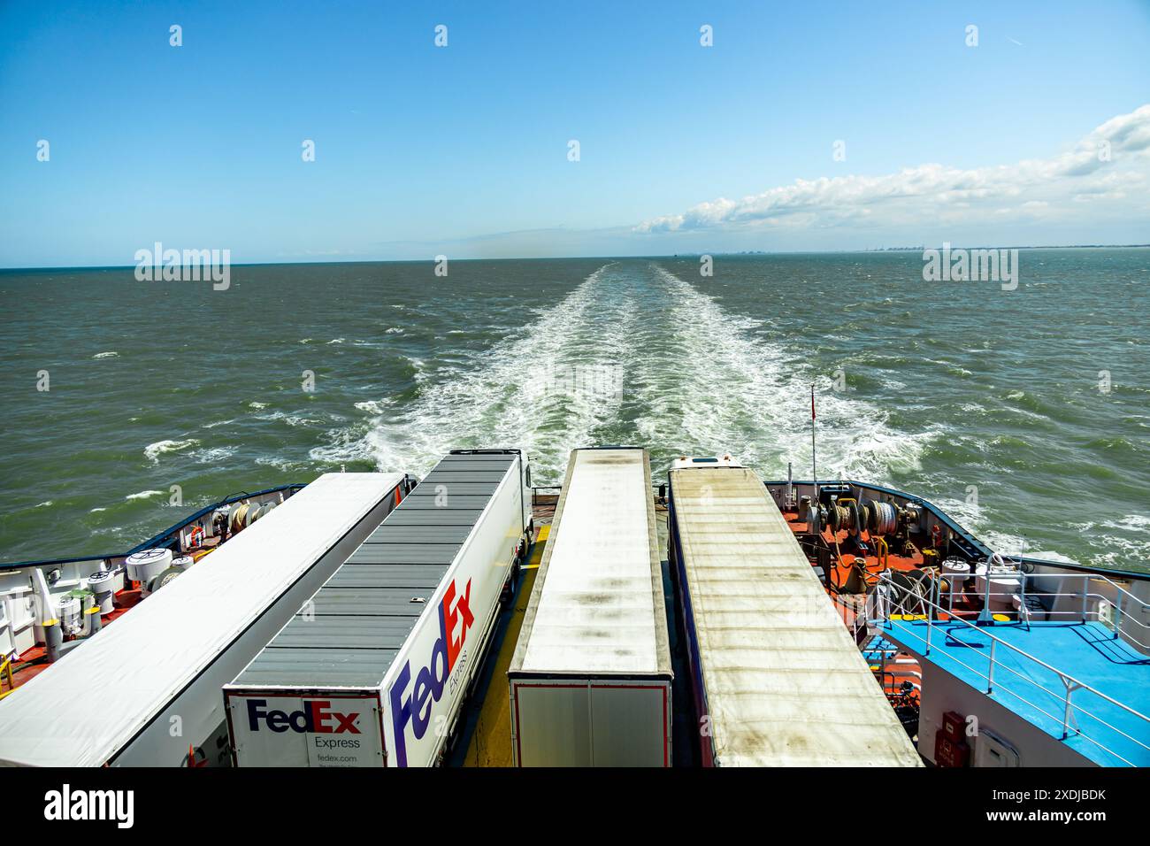 Fährüberfahrt über den Ärmelkanal von der französischen Küste in Dünkirchen zur englischen Küste in Dover - Frankreich - Vereinigtes Königreich Stockfoto