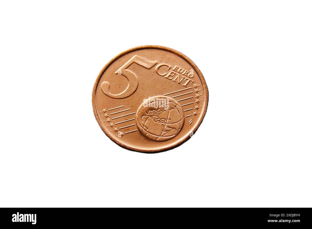 Neue 5-Cent-Münze der Eurozone auf weißem isoliertem Hintergrund. Stockfoto