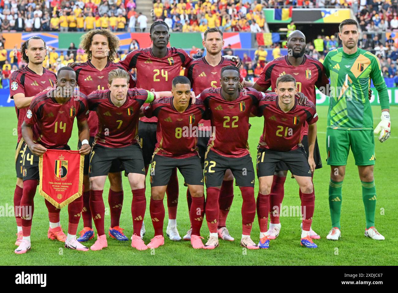 Belgische Spieler mit Arthur Theate (3) aus Belgien, Wout Faes (4) aus Belgien, Amadou Onana (24) aus Belgien, Jan Vertonghen (5) aus Belgien, Romelu Lukaku (10) aus Belgien, Torhüter Koen Casteels (1) aus Belgien, Dodi Lukebakio (14) aus Belgien, Kevin de Bruyne (7) aus Belgien, Youri Tielemans (8) aus Belgien, Jeremy Doku (22) aus Belgien und Timothy Castagne (21) aus Belgien posieren für ein Mannschaftsfoto während eines Fußballspiels zwischen den belgischen Nationalmannschaften, die Red Devils und Rumänien wurden am zweiten Spieltag in Gruppe E in der Gruppenphase des UEFA Euro 2024 Turniers am Samstag, den 22. Juni, genannt Stockfoto