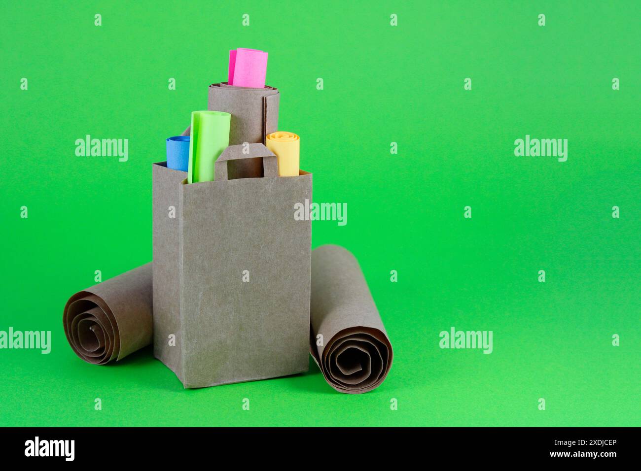 Einkaufstasche mit verschiedenen Papierrollen Stockfoto