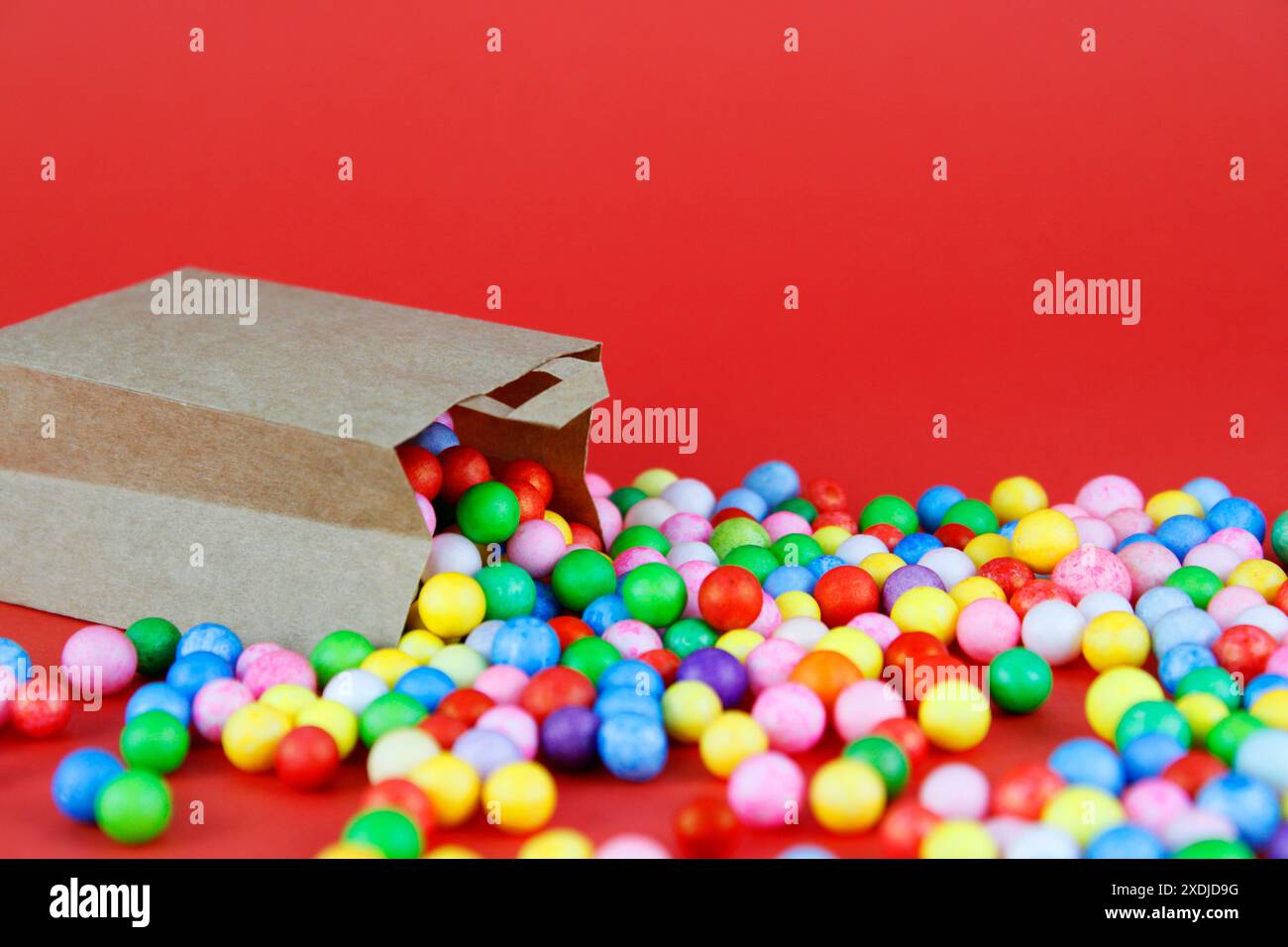 Bunte Kugeln aus recycelten Papiertüten Stockfoto