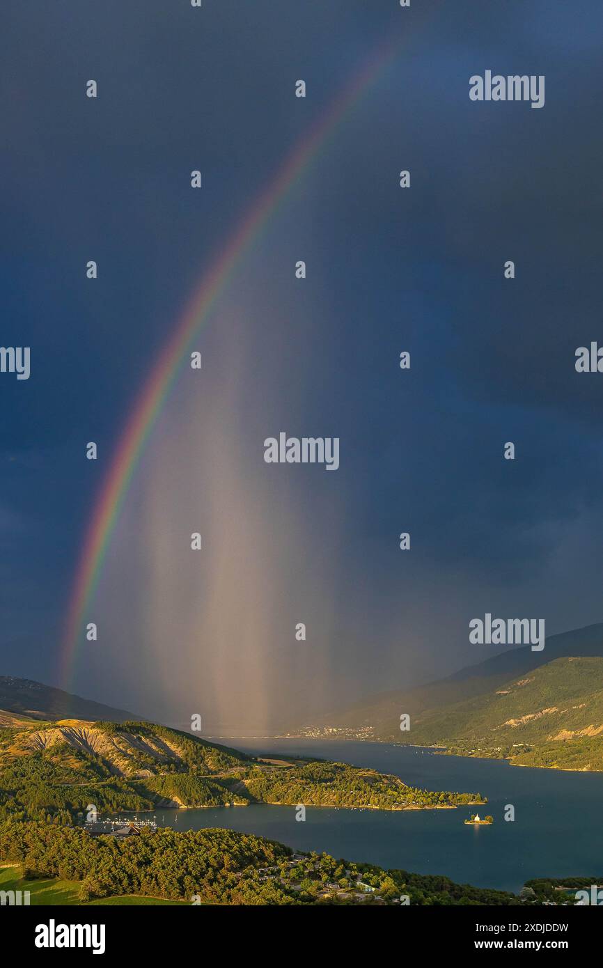 FRANKREICH. HAUTES-ALPES (05), DURANCE VALLEY, SERRE-PONCON LAKE, SAINT-MICHEL BAY UND SAINT-MICHEL KAPELLE, PIC DE MORGON, RAINBOW AND CURTAINS OF RAIN AB Stockfoto