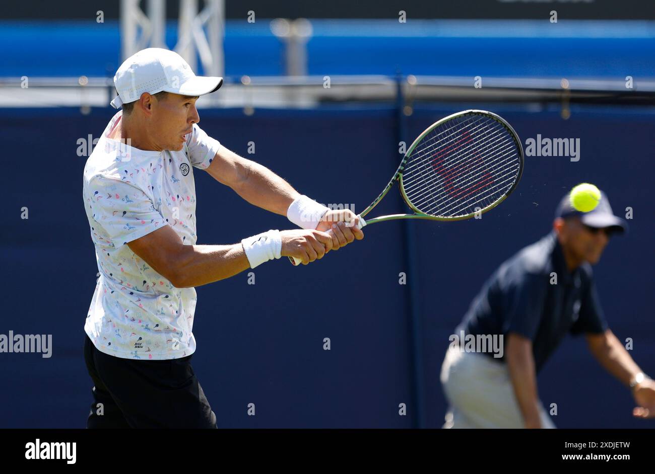 Birmingham, UK23rd Juni 2024; Devonshire Park, Eastbourne, East Sussex, England: Rothesay International Eastbourne, Qualifying Day 2; Charles Broom (GBR) spielt im Qualifikationsfinale Credit: Action Plus Sports Images/Alamy Live News eine Rückhand gegen James McCabe (aus) Stockfoto