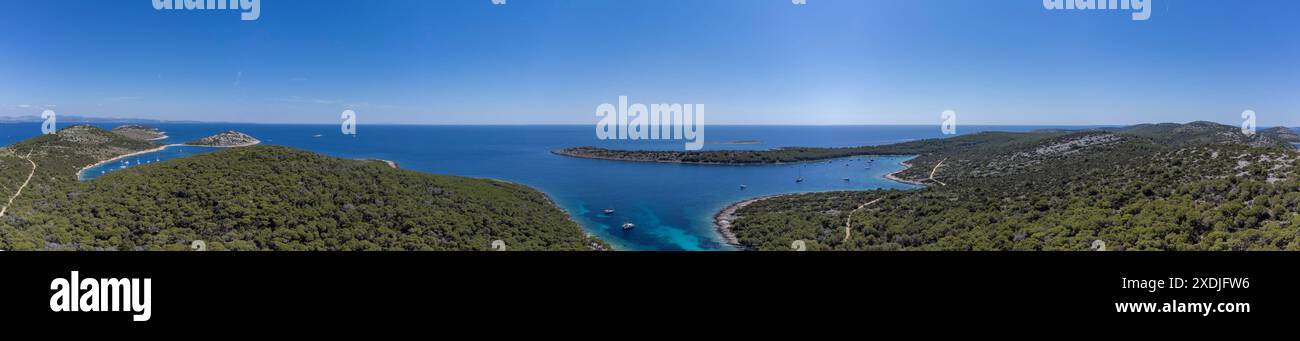 Panoramablick auf die Mittelmeerküste der Insel Zirje in Kroatien Stockfoto