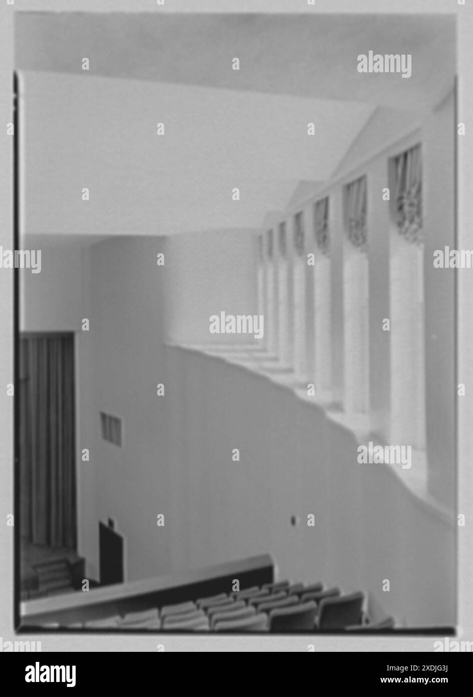 Auditorium des Connecticut College, New London, Connecticut. Details der oberen Fenster und der geriffelten Wand. Gottscho-Schleisner Kollektion Stockfoto