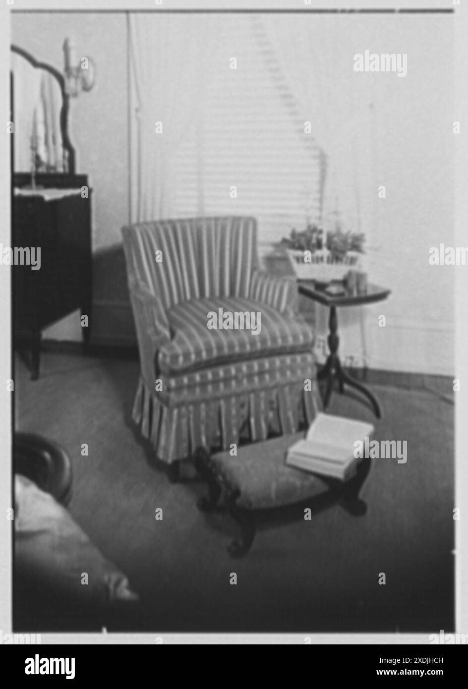 Mrs. Ralph Umstead und Helen Van Pelt Wilson, Wohnsitz 104 E. Cliveden St., Germantown, Pennsylvania. Stuhl und Blumentisch. Gottscho-Schleisner Kollektion Stockfoto