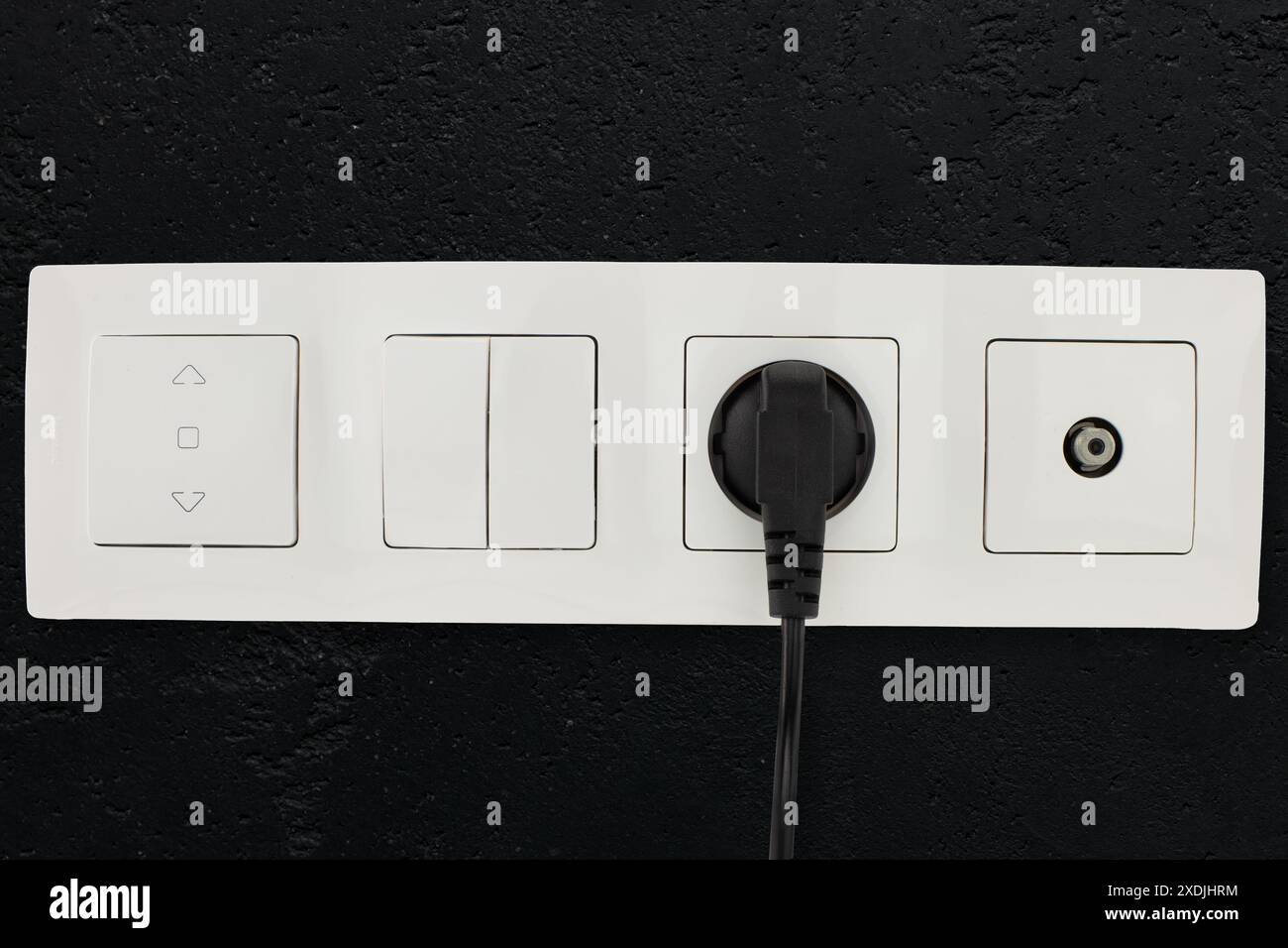 Weiße Wandsteckdose mit Stecker Stockfoto