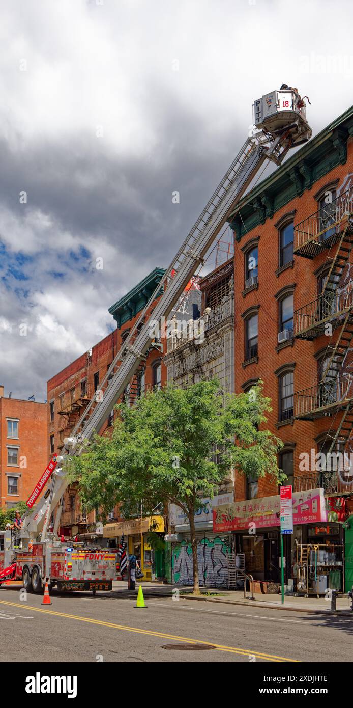 NYC Chinatown: Crew der FDNY Tower Ladder 18, Fort Pitt, übt ihre Fähigkeiten in der Canal Street 29 und 31 aus. Stockfoto