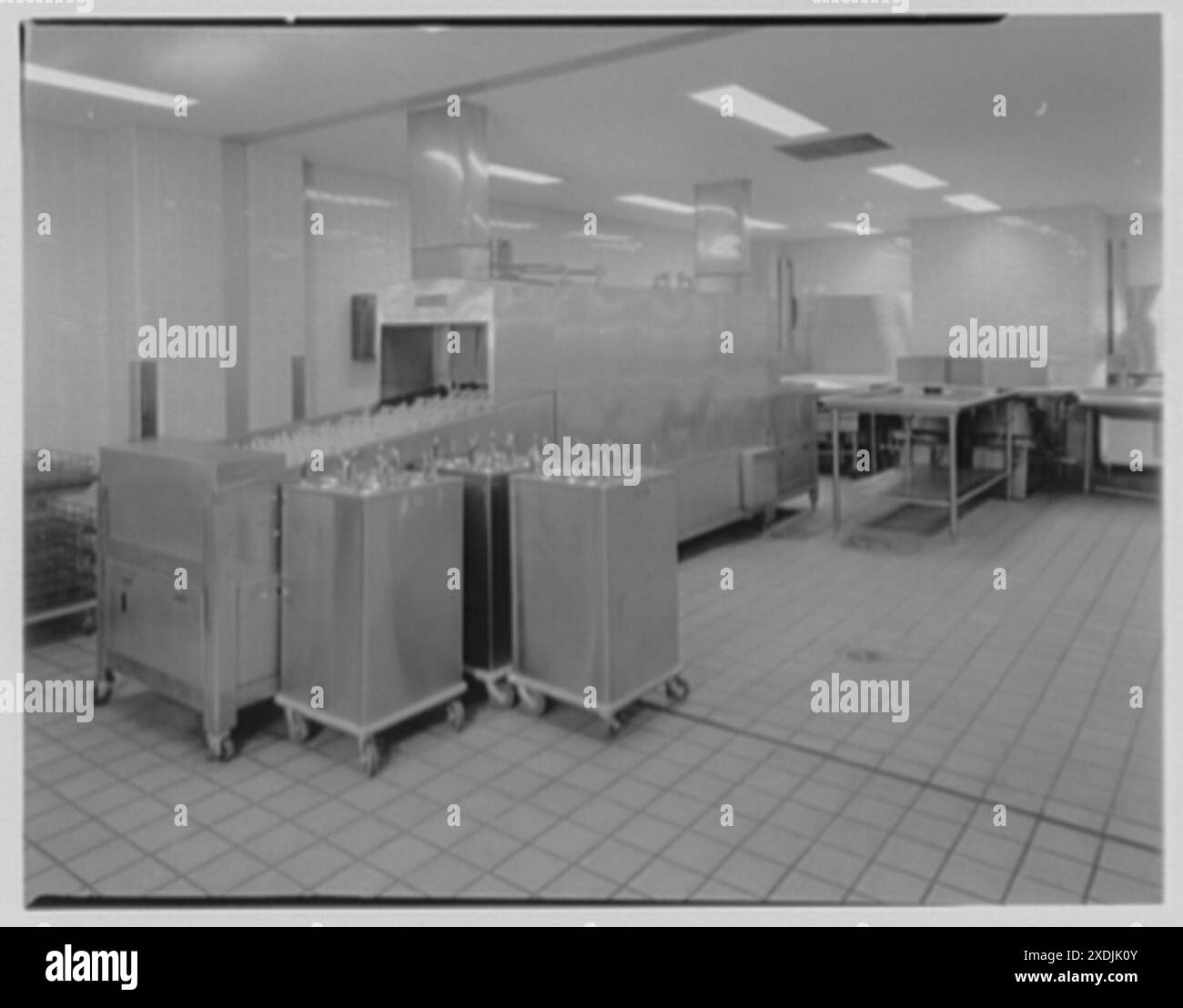 Cardinal Spellman High School, Baychester Ave. Und 229th St., Bronx. Küche Geschirrspüler. Gottscho-Schleisner Kollektion Stockfoto