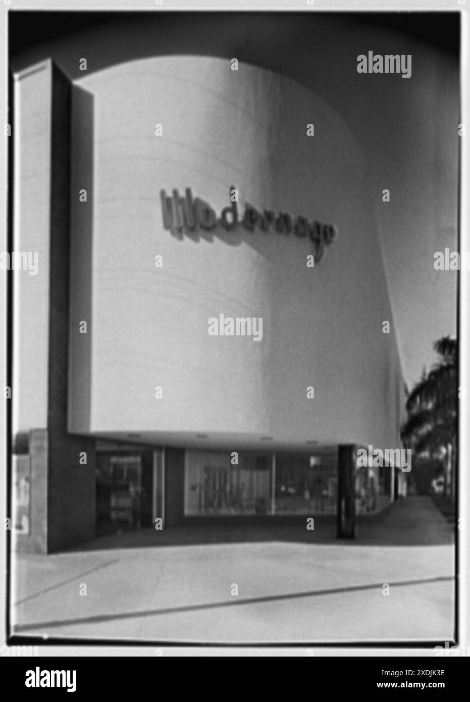Modernage, Business in Lincoln and Alton Rd., Miami Beach, Florida. Ecke, vertikal. Gottscho-Schleisner Kollektion Stockfoto