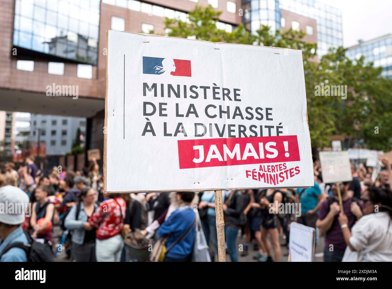 Ein Plakat: Minister für Vielfalt, nie! Feministische Alarme. Feministische Alarme in ganz Frankreich! Demonstrationen und Aufrufe zur Blockierung der extremen Rechten. Nach der unverantwortlichen Auflösung der Nationalversammlung ist die Möglichkeit, dass die extreme Rechte an die Macht kommt, jetzt sehr real. Ihre vorrangige Obsession besteht darin, die Rechte und Freiheiten eines großen Teils der Bevölkerung zu untergraben: Frauen, rassisierte, behinderte Menschen, Trans- und LGBTQIA-Menschen, Migranten, Mädchen und Kinder. Frankreich, Toulouse am 23. Juni 2024. Foto: Patricia Huchot-Boissier/ABACAPRESS. KOM Stockfoto