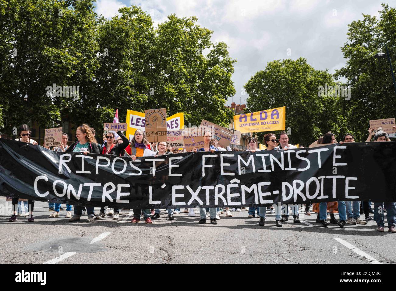Der marsch hinter dem Banner, Riposte féministe contre l'extreme Droite. Feministische Alarme in ganz Frankreich! Demonstrationen und Aufrufe zur Blockierung der extremen Rechten. Nach der unverantwortlichen Auflösung der Nationalversammlung ist die Möglichkeit, dass die extreme Rechte an die Macht kommt, jetzt sehr real. Ihre vorrangige Obsession besteht darin, die Rechte und Freiheiten eines großen Teils der Bevölkerung zu untergraben: Frauen, rassisierte, behinderte Menschen, Trans- und LGBTQIA-Menschen, Migranten, Mädchen und Kinder. Frankreich, Toulouse am 23. Juni 2024. Foto: Patricia Huchot-Boissier/ABACAPRESS. KOM Stockfoto