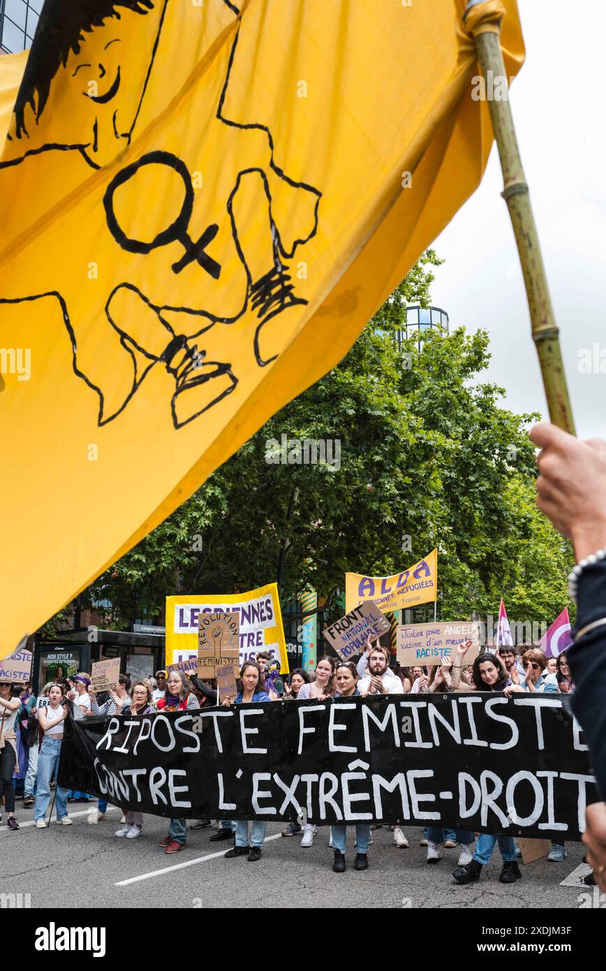 Der marsch hinter dem Banner, Riposte féministe contre l'extreme Droite. Feministische Alarme in ganz Frankreich! Demonstrationen und Aufrufe zur Blockierung der extremen Rechten. Nach der unverantwortlichen Auflösung der Nationalversammlung ist die Möglichkeit, dass die extreme Rechte an die Macht kommt, jetzt sehr real. Ihre vorrangige Obsession besteht darin, die Rechte und Freiheiten eines großen Teils der Bevölkerung zu untergraben: Frauen, rassisierte, behinderte Menschen, Trans- und LGBTQIA-Menschen, Migranten, Mädchen und Kinder. Frankreich, Toulouse am 23. Juni 2024. Foto: Patricia Huchot-Boissier/ABACAPRESS. KOM Stockfoto